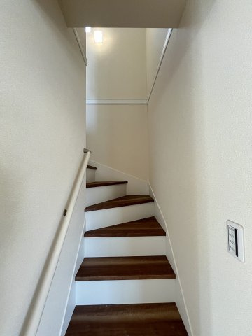 【内装】 | 福岡市南区大平寺1丁目第1　1号棟（全2棟）【仲介手数料無料・0円】 | 現地写真。2階へ上がる階段です。手摺もついて安全ですね。