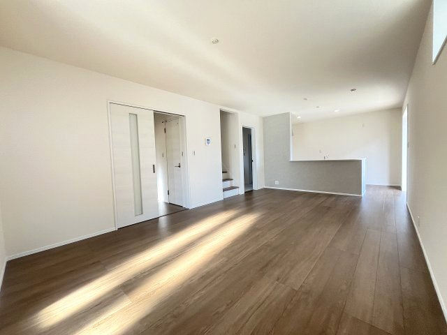 【居間・リビング】 | 福岡市南区大平寺1丁目第1　1号棟（全2棟）【仲介手数料無料・0円】 | 現地写真。リビングです。