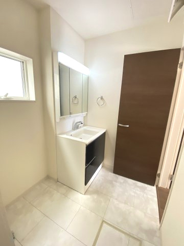 【洗面所】 | 福岡市南区大平寺1丁目第1　1号棟（全2棟）【仲介手数料無料・0円】 | 施工例。施工例は完成時と異なる場合があります。