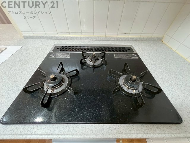 多数の調理器具を同時に使用でき、料理の効率化が可能。省エネで節約になり、様々な料理スタイルに適応できます。また、火力調整が独立しており、手入れや掃除もしやすく、今よりもっとお料理が楽しくなるかも。