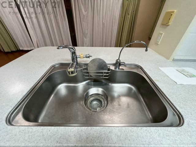 大きなシンクでお鍋などの大きな調理器具を洗う際にも便利です。