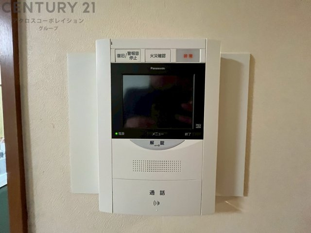 訪問者が来たときにテレビ画面で確認できるため、安心してドアを開けられます。録画機能があるものもあり、留守中に来訪者を記録しておくことができます。利便性が高く、セキュリティ面でも安心です。
