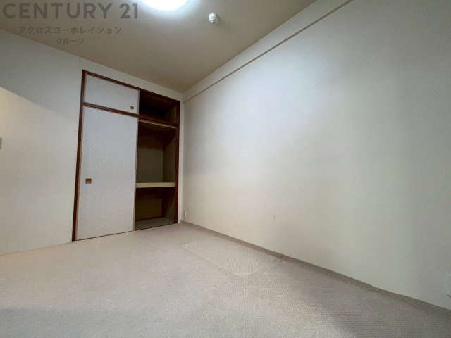 子供部屋…創造性や成長を促す遊びの空間を提供。学習や趣味に集中できる環境を整えます。個別のプライベートスペースは自己表現と自立心を育み、心地よい睡眠環境を整えリラックスできる場所を提供。