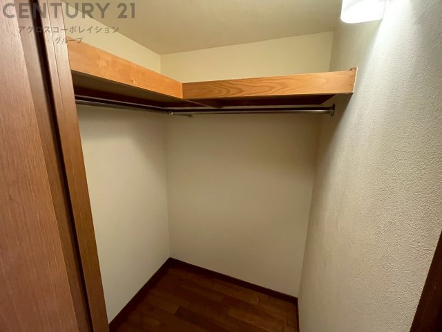 ウォークインクローゼットは、歩いて入れるタイプの収納スペースで、衣類や小物を整理しやすいのが特徴です。一般的なクローゼットよりも広く、収納力が高いため、家の中をすっきり保つのに役立ちます。