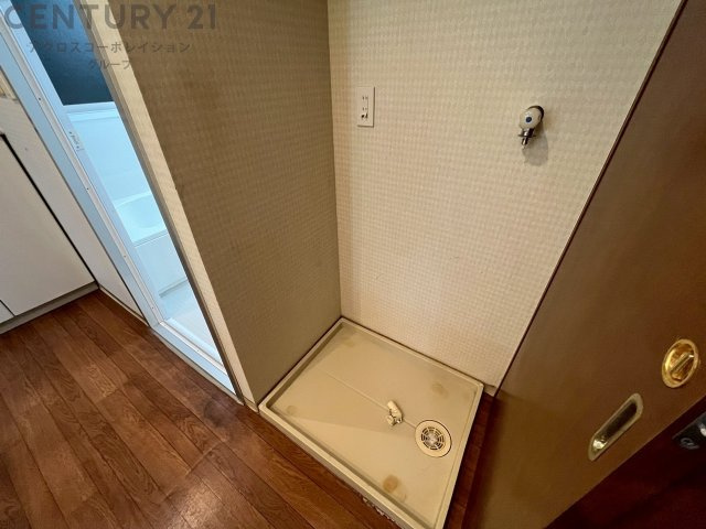 洗濯物の仕分け作業がしやすく、整理整頓が容易になります。洗濯音や湿気を他の部屋に持ち込まず、生活環境を快適に保ちます。上部を活用すれば収納スペースを確保でき洗剤や洗濯用品の整理もしやすくなります。