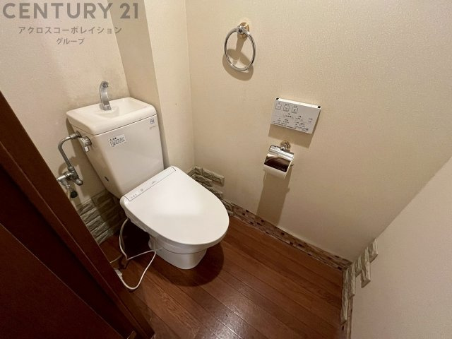 温水洗浄便座付トイレは温水洗浄機能により、暖かい水でおしりを洗浄することができ、冷たい水を使う従来の便座に比べ、温水洗浄機能で暖かいトイレを提供し、快適な使用を可能にします。