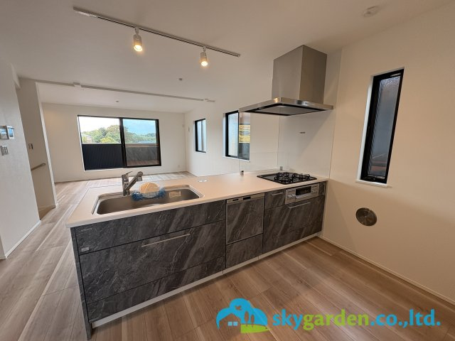 富士山遠望の鎌倉市台の新築全2棟　2号棟のキッチン|食器洗乾燥機付きシステムキッチン