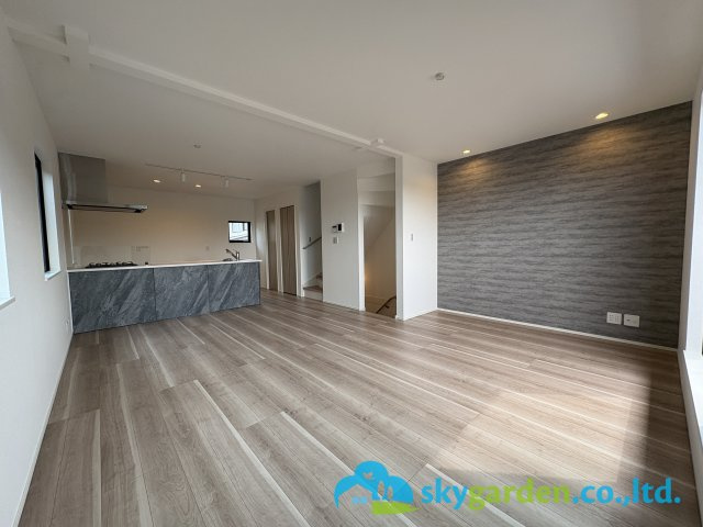 富士山遠望の鎌倉市台の新築全2棟　2号棟の居間・リビング|ゆとりあるリビング