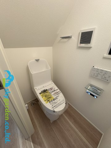 富士山遠望の鎌倉市台の新築全2棟　2号棟のトイレ|清潔感のあるトイレです