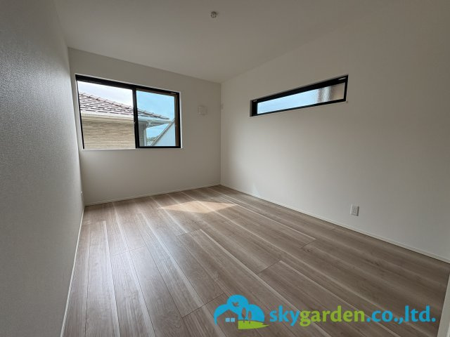 富士山遠望の鎌倉市台の新築全2棟　2号棟の洋室|落ち着いた色調の洋室です