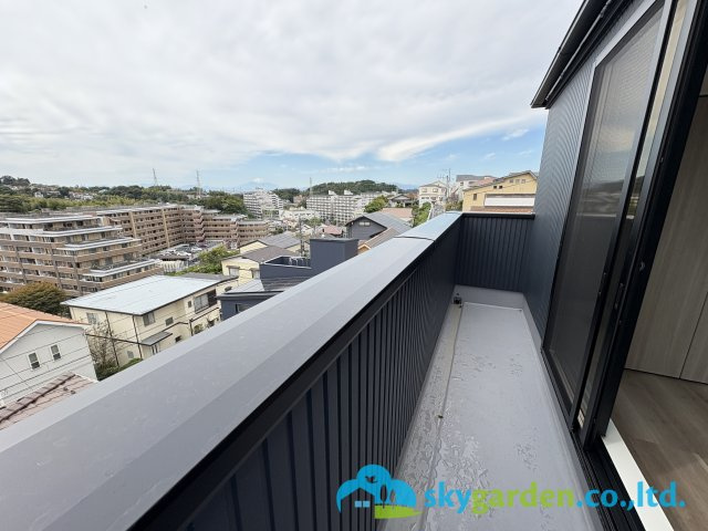 富士山遠望の鎌倉市台の新築全2棟　2号棟のバルコニー|バルコニーからの眺めを楽しみながら食事をしませんか