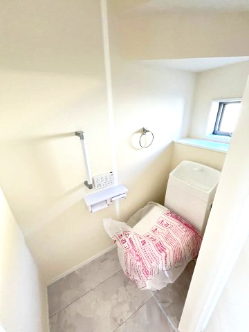 【内装】 | 福岡市南区大平寺1丁目第1　2号棟（全2棟）【仲介手数料無料・0円】 | 施工例。1階のトイレです。施工例は完成時と異なる場合があります。