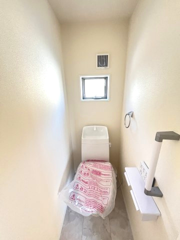 【内装】 | 福岡市南区大平寺1丁目第1　2号棟（全2棟）【仲介手数料無料・0円】 | 施工例。2階にもトイレです。施工例は完成時と異なる場合があります。