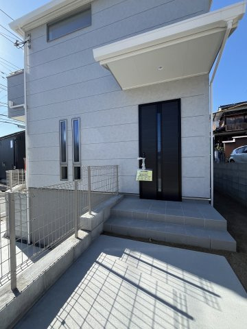 【玄関】 | 福岡市南区大平寺1丁目第1　2号棟（全2棟）【仲介手数料無料・0円】 | 施工例。施工例は完成時と異なる場合があります。