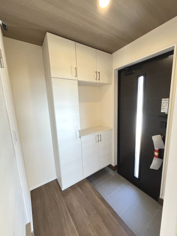 【玄関】 | 福岡市南区大平寺1丁目第1　2号棟（全2棟）【仲介手数料無料・0円】 | 施工例。施工例は完成時と異なる場合があります。