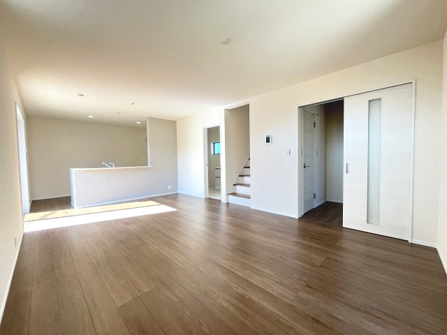 【居間・リビング】 | 福岡市南区大平寺1丁目第1　2号棟（全2棟）【仲介手数料無料・0円】 | 現地写真。リビングです。