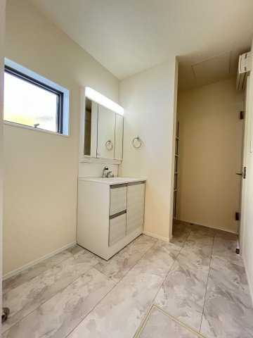 【洗面所】 | 福岡市南区大平寺1丁目第1　2号棟（全2棟）【仲介手数料無料・0円】 | 施工例。施工例は完成時と異なる場合があります。