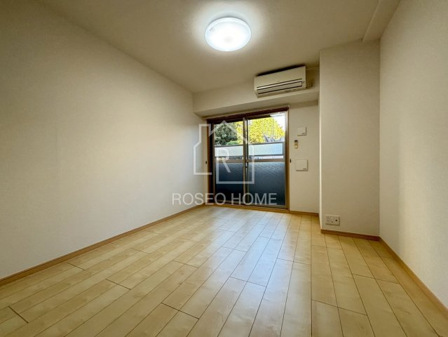 パークサイド法円坂の洋室