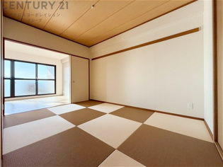 リビング横の和室スペースはリビングと続きで利用してもデザイン性のとれる洋風和室になります。やっぱり一室は欲しい和室は客間や小さなお子様の寝かせ付けなどにも便利です。
