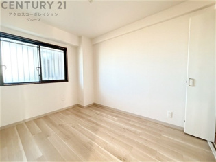 明るい色合いのフローリングとクロスを使用した洋室は家具やインテリアとも調和しやすく空間が広く感じられ開放感を生み出します。自然光を効果的に反射し、室内を明るく保つため、日中の照明使用を抑えられます。
