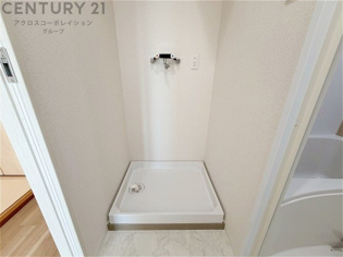 洗濯物の仕分け作業がしやすく、整理整頓が容易になります。洗濯音や湿気を他の部屋に持ち込まず、生活環境を快適に保ちます。上部を活用すれば収納スペースを確保でき洗剤や洗濯用品の整理もしやすくなります。
