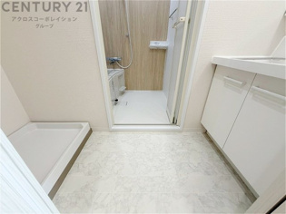 衣服の収納や脱ぎ着や整理整頓がしやすく、湿った衣類を乾燥させるスペースがありカビや臭いの発生を防ぎます。床の汚れを他の部屋に持ち込まず清潔を保つことができます。また快適な入浴環境の整備にも役立ちます。