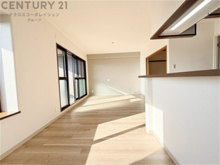 キッチン前のダイニングスペース　カウンターキッチンから料理の受け渡し等に便利です。ダイニングセットを置いても十分な広さを確保。
