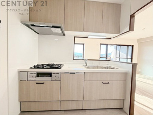 シンプルなデザインと使いやすさを兼ね備えた対面式システムキッチンは、効率的な作業スペースを提供し、家族やゲストとのコミュニケーションを促進します。
