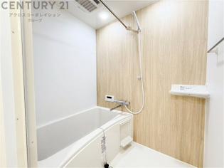 ユニットバスは省スペースでありながら、シンプルな設計と使いやすさを備え、簡便なメンテナンスが可能です。またミラー・小物置き場もあり便利です。
