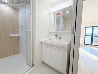 化粧品や洗顔料、歯ブラシなどの必需品をまとめて置ける収納スペースがあり、使用するたびに取り出す手間が省けます。また、水回りのため、濡れても大丈夫な素材が使用されており、お手入れが簡単です。
