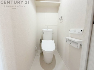 温水洗浄便座付トイレは温水洗浄機能により、暖かい水でおしりを洗浄することができ、冷たい水を使う従来の便座に比べ、温水洗浄機能で暖かいトイレを提供し、快適な使用を可能にします。
