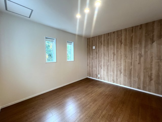 国道129号線まですぐ！厚木市下川入 新築戸建の洋室|個人の部屋や寝室として使える洋室です