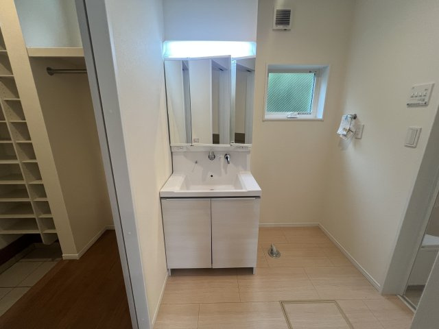 国道129号線まですぐ！厚木市下川入 新築戸建の洗面所|脱衣スペースもあります