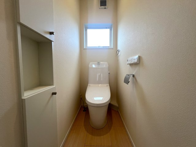 この辺りで検討している方は、車持ちでしょうか？？ならば１２９号線も程近く、アクセスのしやすさは抜群です！！帰ったら魅惑の屋上とも言えるルーバルで至福の一杯・一服を。明日に備える【厚木市下川入】新築戸建のトイレ|コンパクトで使いやすいトイレです