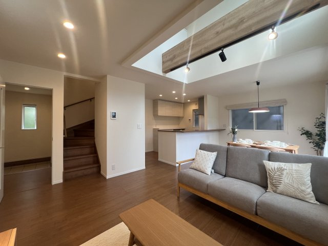 国道129号線まですぐ！厚木市下川入 新築戸建の居間・リビング|使いやすいリビングです