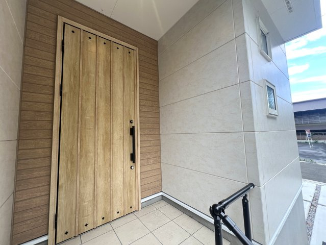 国道129号線まですぐ！厚木市下川入 新築戸建の玄関|落ち着いた玄関です