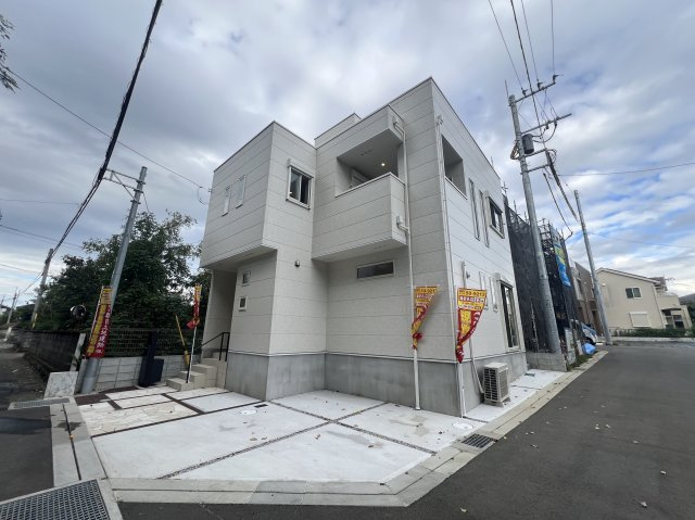 この辺りで検討している方は、車持ちでしょうか？？ならば１２９号線も程近く、アクセスのしやすさは抜群です！！帰ったら魅惑の屋上とも言えるルーバルで至福の一杯・一服を。明日に備える【厚木市下川入】新築戸建の外観|物件の外観です