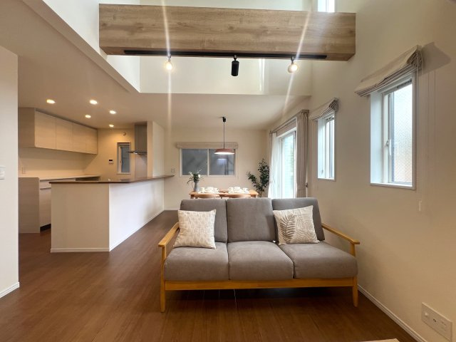 国道129号線まですぐ！厚木市下川入 新築戸建の居間・リビング|おしゃれな居間です