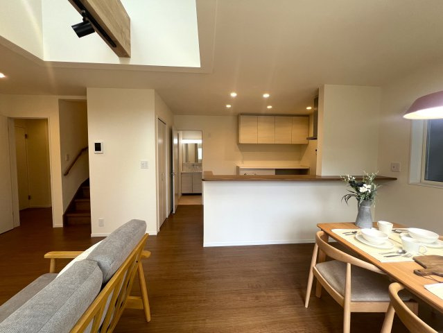 国道129号線まですぐ！厚木市下川入 新築戸建の居間・リビング|おしゃれな居間です