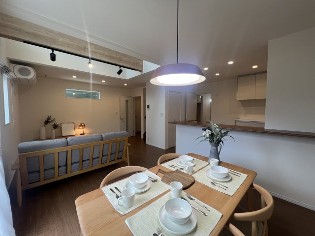 国道129号線まですぐ！厚木市下川入 新築戸建の居間・リビング|こちらのリビングで趣味の時間をお楽しみください