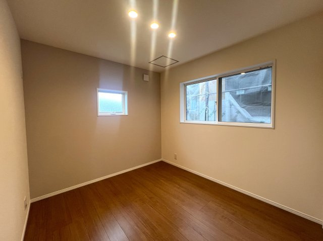 国道129号線まですぐ！厚木市下川入 新築戸建の洋室|落ち着いた色調の洋室です