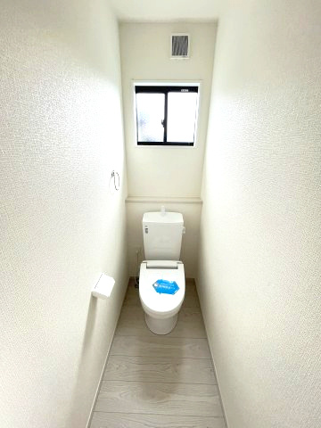 【トイレ】 | 福岡市南区大平寺1丁目10期　1号棟（全2棟）【仲介手数料無料・0円】 | 施工例。2階にもトイレです。施工例は完成時と異なる場合があります。