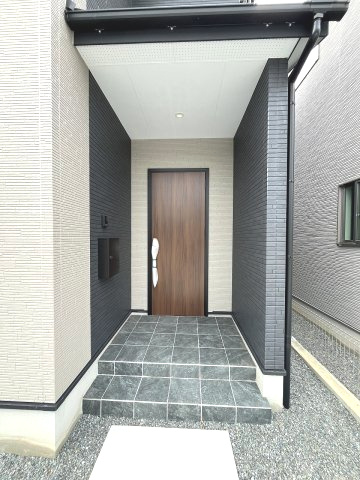 【玄関】 | 福岡市南区大平寺1丁目10期　1号棟（全2棟）【仲介手数料無料・0円】 | 施工例。施工例は完成時と異なる場合があります。