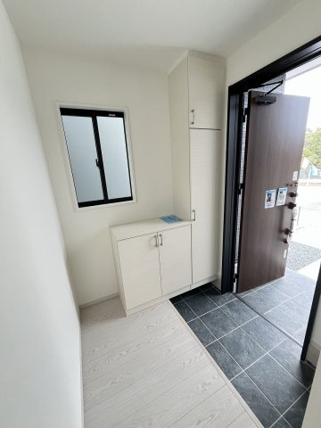 【玄関】 | 福岡市南区大平寺1丁目10期　1号棟（全2棟）【仲介手数料無料・0円】 | 施工例。施工例は完成時と異なる場合があります。