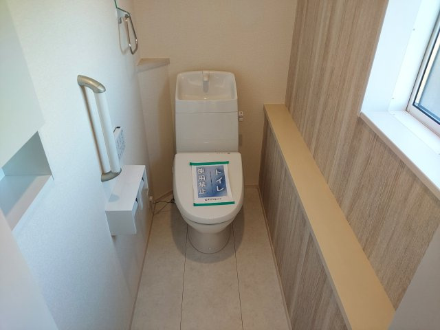 宝塚市逆瀬台5丁目新築一戸建のトイレ|2階トイレ　温水洗浄便座付き