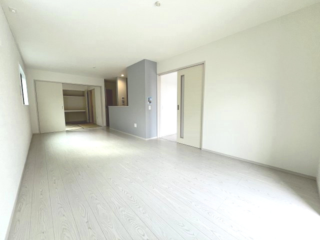 【内装】 | 福岡市南区大平寺1丁目10期　2号棟（全2棟）【仲介手数料無料・0円】 | 施工例。リビングです。施工例は完成時と異なる場合があります。