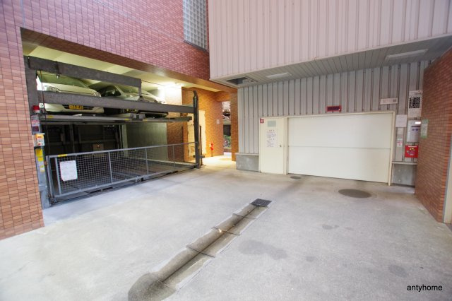 グランシス江坂　仲介手数料無料の駐車場