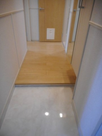 エレガントコーエイ　Ⅰの玄関|収納もある玄関です