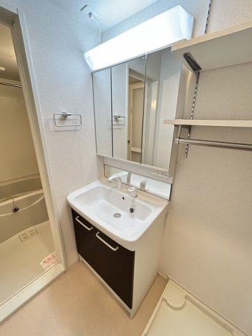 エレガントコーエイ　Ⅰの洗面所|ゆったりとスペースのある洗面所