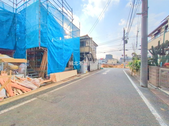 練馬区大泉学園町1丁目 全2棟 1号棟の前面道路含む現地写真